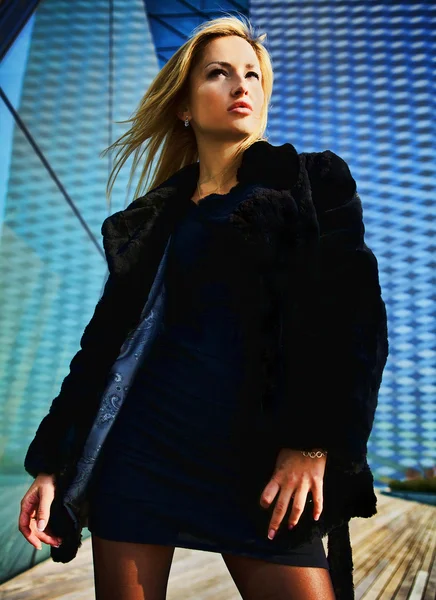 Attraktive blonde Frau in der Innenstadt. — Stockfoto