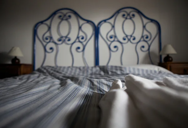 Ліжко в готельному номері люкс. Італія. — стокове фото