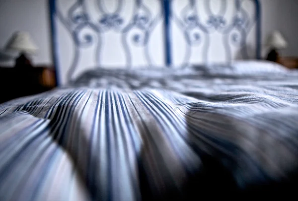 Bir lüks otel odasında bir yatak. İtalya. — Stok fotoğraf