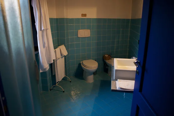 Сучасна ванна кімната з блакитною плиткою — стокове фото