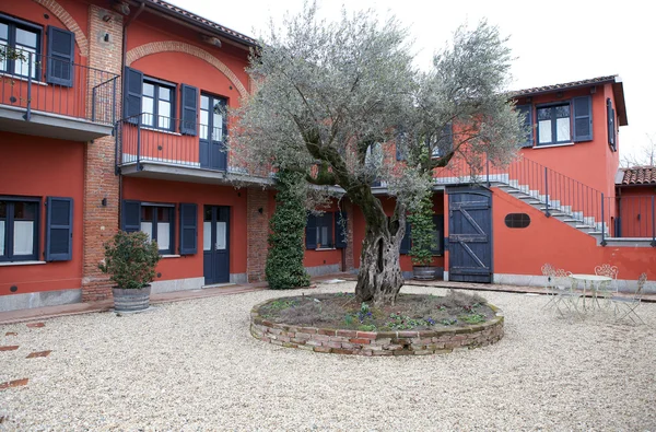 Mooi landhuis in een klein stadje in Midden-Italië — Stockfoto