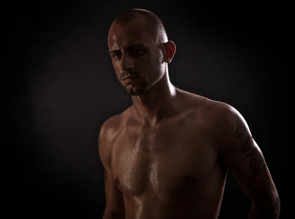Foto eines nackten Athleten mit starkem Körper — Stockfoto
