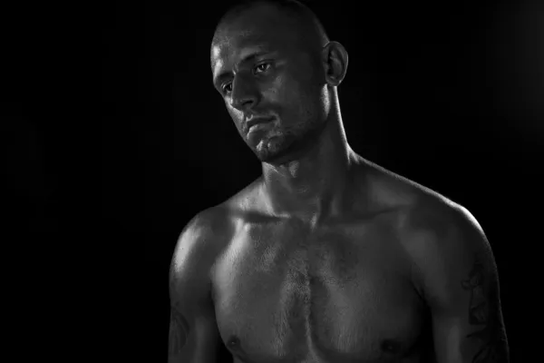 Joven músculo negrita modelo masculino en estudio Fotos De Stock
