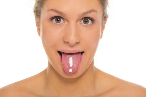 Vrouw steekt tong met getekende uitroepteken — Stockfoto
