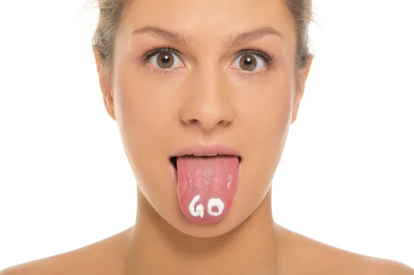 Mulher coloca para fora a língua com uma inscrição ir — Fotografia de Stock