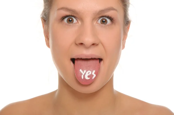 Frau streckt Zunge mit Aufschrift aus ja — Stockfoto
