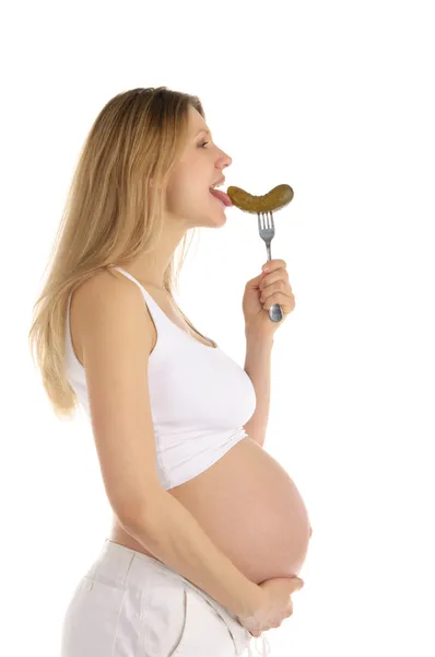 Беременная женщина облизывает огурцы. — стоковое фото