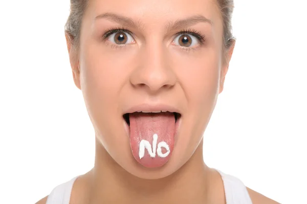 Frau streckt die Zunge mit der Aufschrift nein aus — Stockfoto