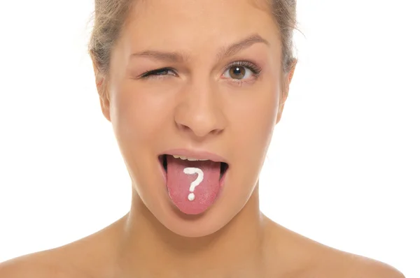 Mulher coloca a língua para fora com ponto de interrogação desenhado — Fotografia de Stock