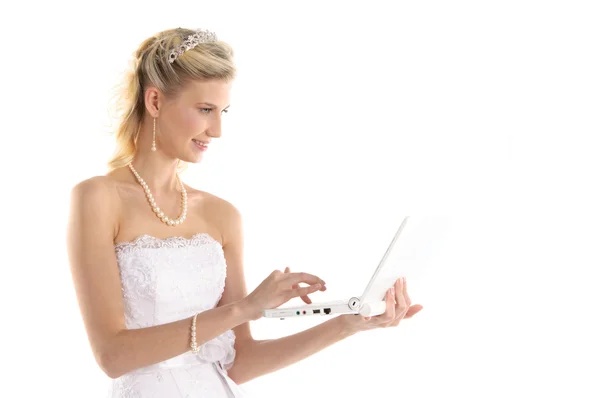 Gelukkige bruid met laptop — Stockfoto