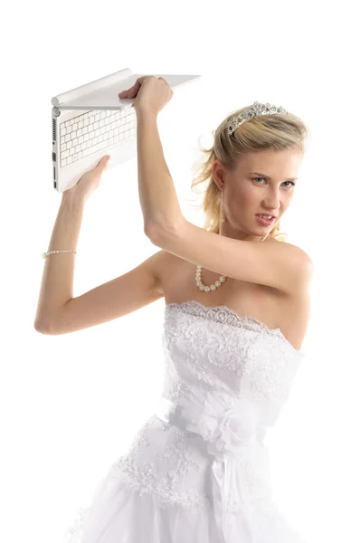 Обиженная невеста с ноутбуком — стоковое фото