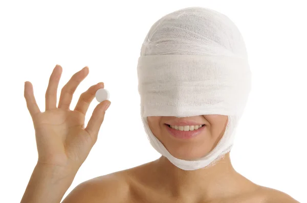 Женщина с ней? ? head bandaged keeps tablet — стоковое фото