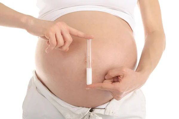 Беременная женщина держит пробирку со спермой — стоковое фото
