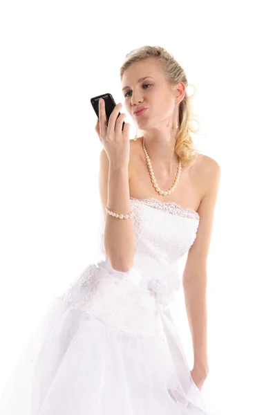 Счастливая невеста с мобильного телефона — стоковое фото