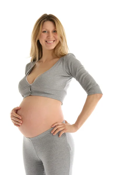 Счастливая беременная женщина в сером костюме — стоковое фото