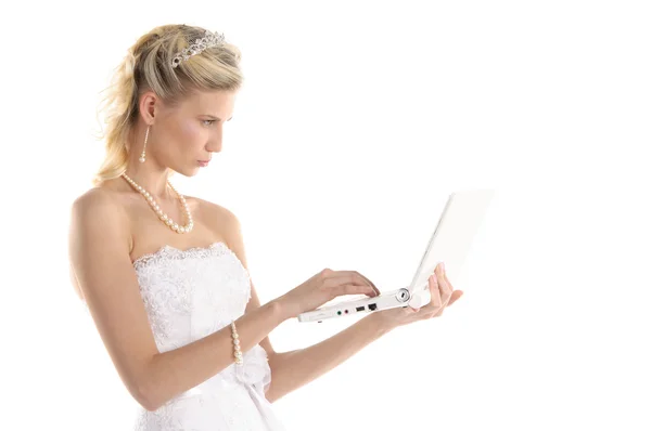 Mooie bruid met laptop — Stockfoto