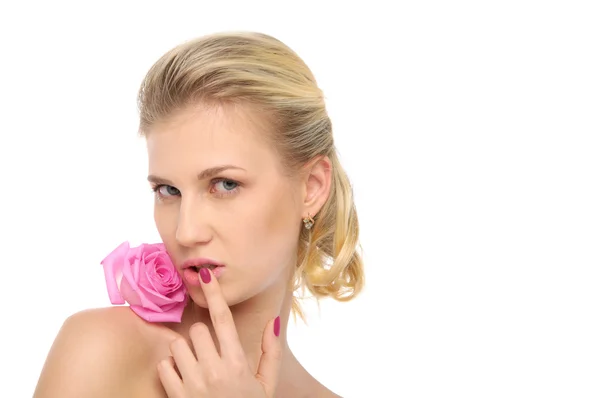 Piękna blondynka z rose różowy — Zdjęcie stockowe