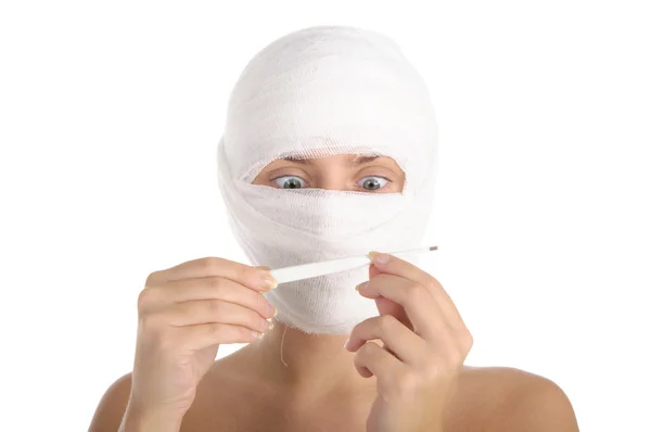 Kadın bandajlı baş ve termometre — Stok fotoğraf