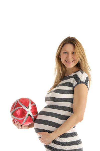 Беременная женщина с футбольным мячом — стоковое фото