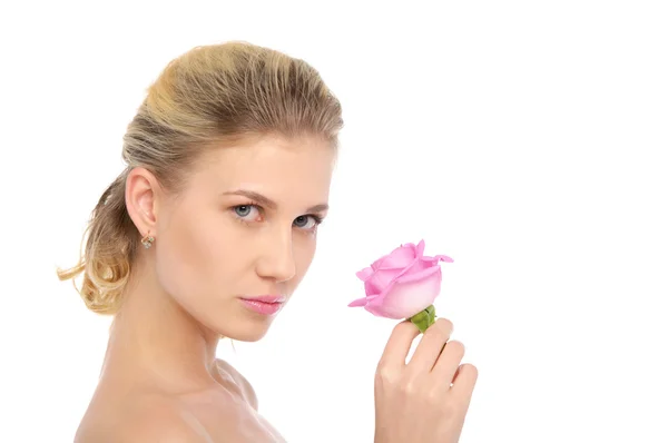 Красивая блондинка с розовой розой — стоковое фото