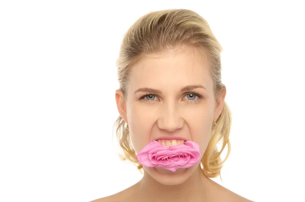 Böse Frau mit Blume im Mund — Stockfoto