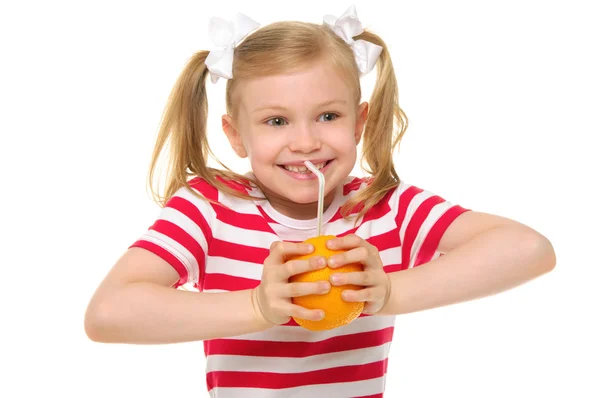 Sorte menina beber suco de laranja através de palha — Fotografia de Stock