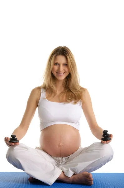 Kobieta w ciąży z wzgórza, kamienie — Zdjęcie stockowe