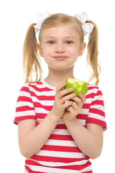 Yeşil elma yeme ve gülümseyen kız — Stok fotoğraf