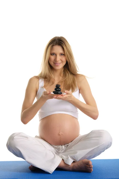 Беременная женщина держит груду камней — стоковое фото