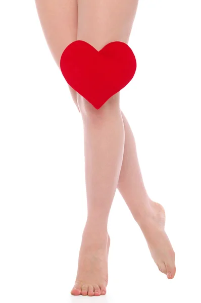 Kvinnliga ben med rött hjärta — Stockfoto