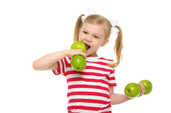 Mädchen beißt Hantel aus Äpfeln — Stockfoto