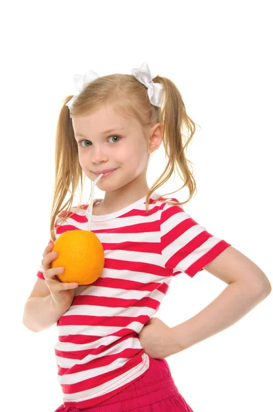 Flickan dricka apelsinjuice genom sugrör — Stockfoto