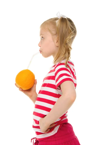 Krásná dívka pít pomerančový džus prostřednictvím slámy — Stock fotografie