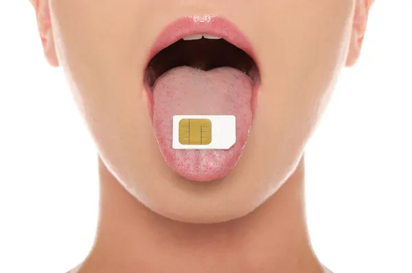 SIM karta na jeho jazyk visí z žena — Stock fotografie