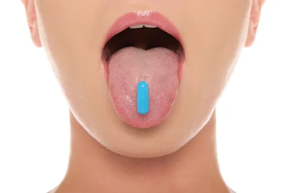 Tablette auf der Zunge hängt Frau aus — Stockfoto
