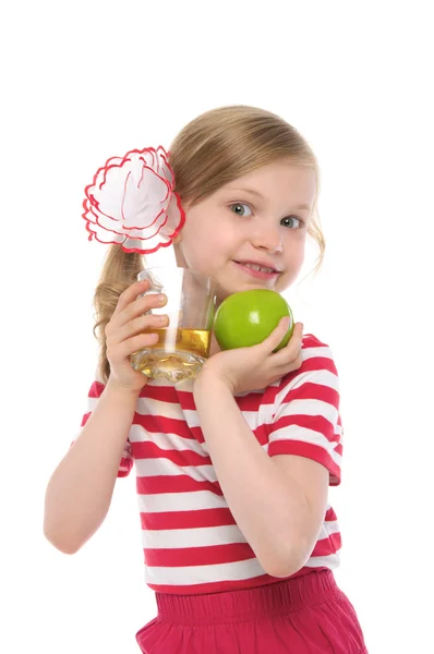 Menina feliz com suco de maçã e maçã — Fotografia de Stock