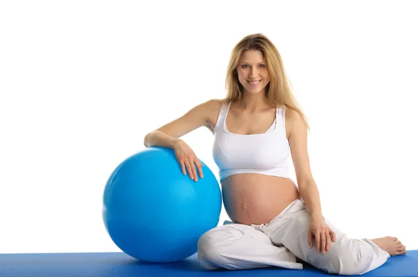Ejercicios de mujer embarazada con pelota de gimnasia — Foto de Stock
