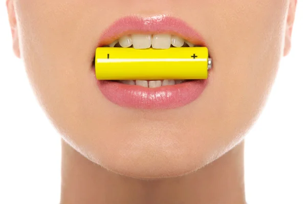 Mulher segurando bateria em sua boca Imagem De Stock