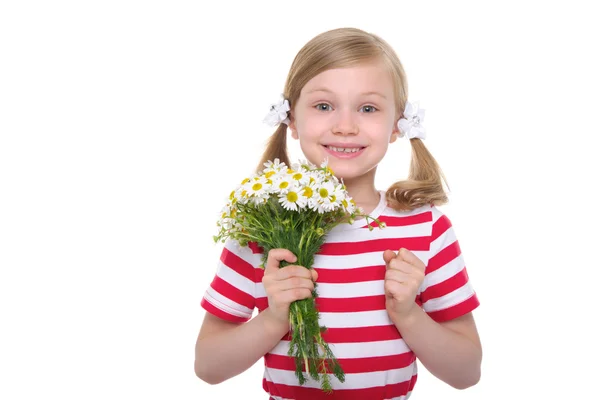 Gelukkig meisje met een boeket van madeliefjes — Stockfoto