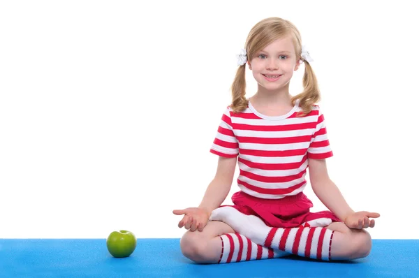Κορίτσι με ανοικτό eyesand apple πρακτική γιόγκα — Φωτογραφία Αρχείου