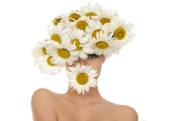 Beautiful woman in the hat of daisies — Stock Photo, Image
