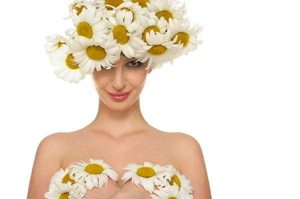 Sexy woman is covered daisies — Stock Photo, Image