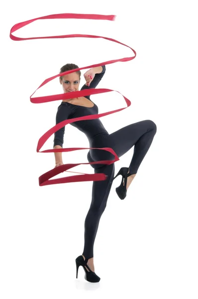 Танцююча жінка з червоною стрічкою — стокове фото
