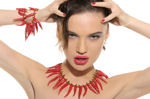 Sexig kvinna med smycken av peppar — Stockfoto