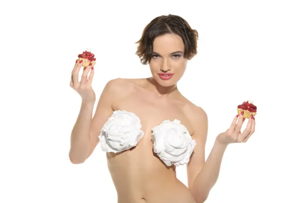 Sexy vrouw met crème op zijn borst en gebak — Stockfoto