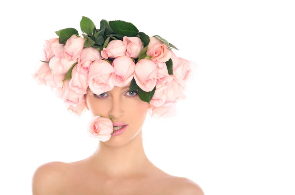 Junge Frau mit einem Hut aus Rosen isoliert auf weiß — Stockfoto