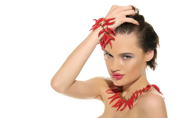Sexig kvinna med smycken av röd peppar — Stockfoto