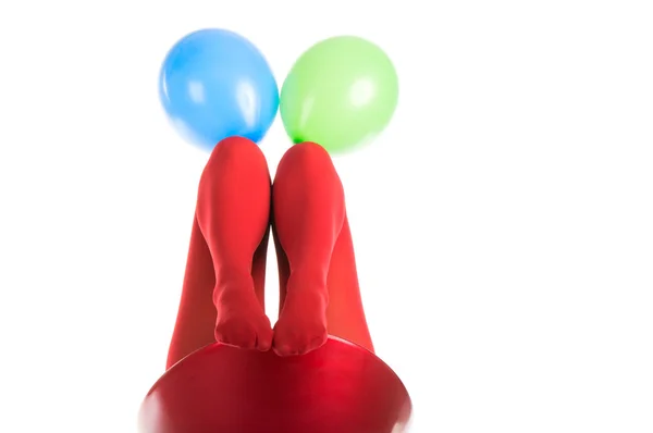 Kvinnliga fötter i röda strumpor med ballonger — Stockfoto