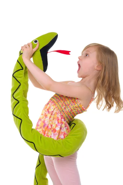 Meisje vecht met speelgoed slang — Stockfoto