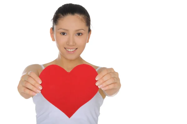 Güzel Asyalı kadın kalp tutar — Stok fotoğraf